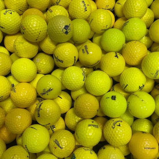 Een grote stapel heldergele golfballen met logo's zoals Callaway, Titleist en Wilson. Sommige ballen hebben lichte gebruikssporen.