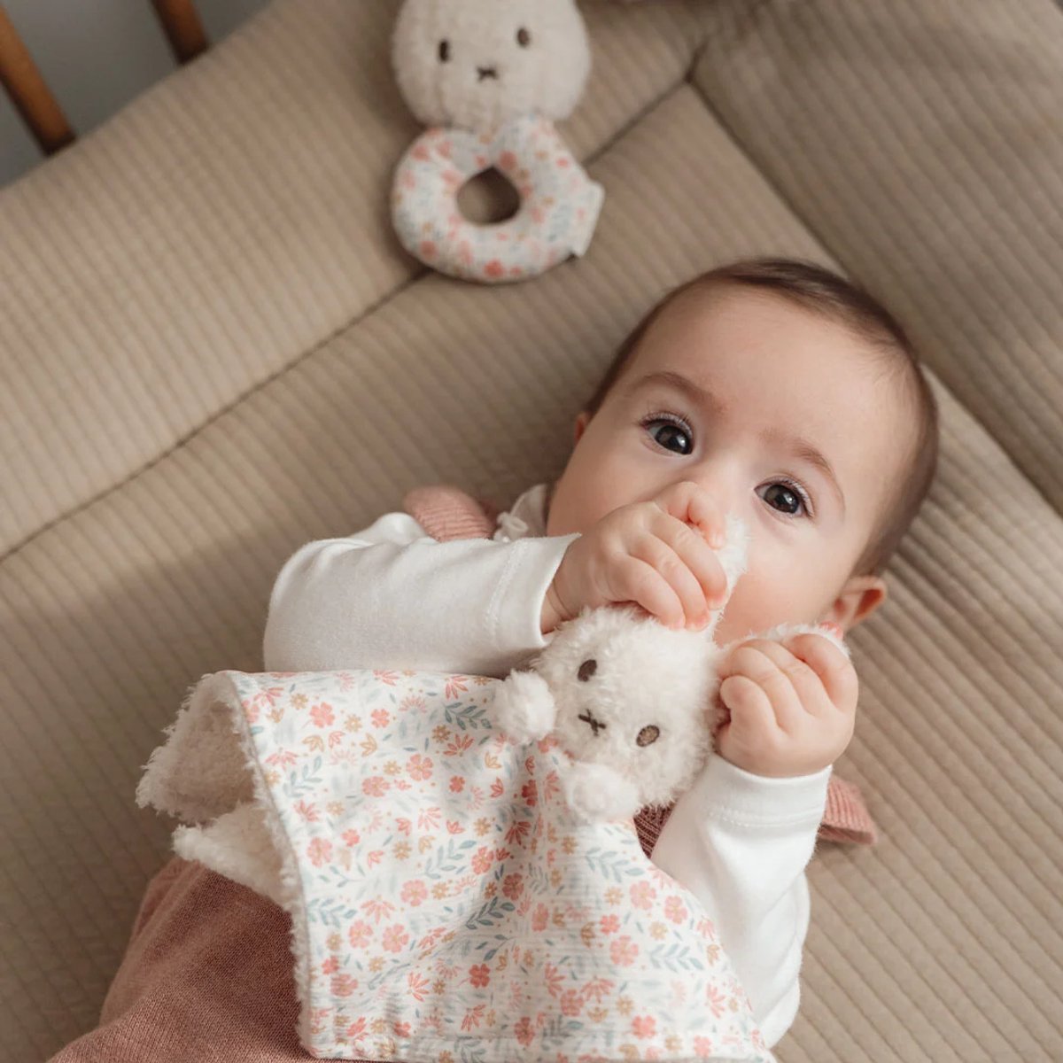 Little Dutch - Nijntje Kraamcadeau - 1x Knuffel - 1x Knuffeldoekje - 1x Rammelaar - Geschikt vanaf Geboorte - Geschenkset - Cadeaudoos - Geschenkdoos - Giftset - Cadeauset - Baby Speelgoed - Little Dutch Speelgoed - Babyshower Cadeau - Meisje - Pop – foto 3