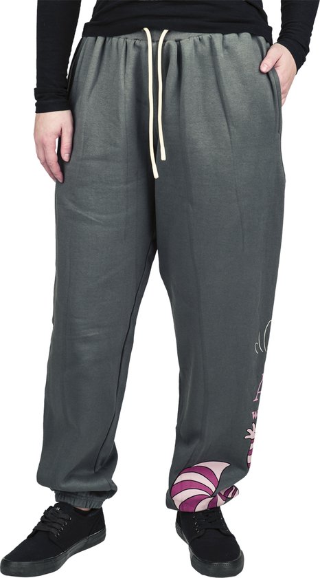 Grijze joggingbroek met trekkoord, model draagt Cheshire Cat-print op de zijkant.