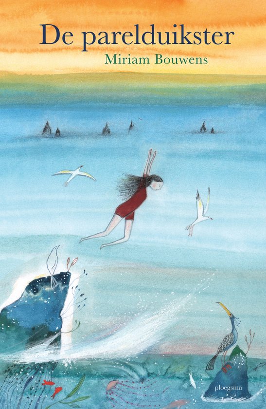 Boek 'De parelduikster' van Miriam Bouwens. Een meisje duikt in de zee met vogels en vissen om haar heen.