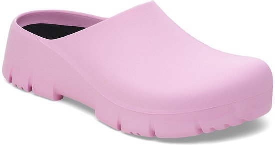 Sabot Birkenstock rose avec semelle épaisse et crantée et intérieur noir.