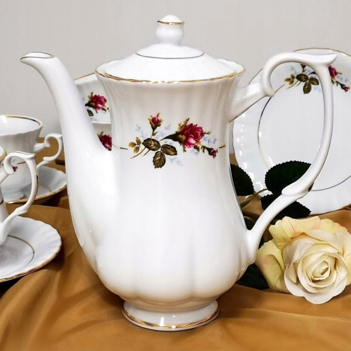 Merkloos Porseleinen Theepot 1200 ml - Elegant Wit met Gouden Rand