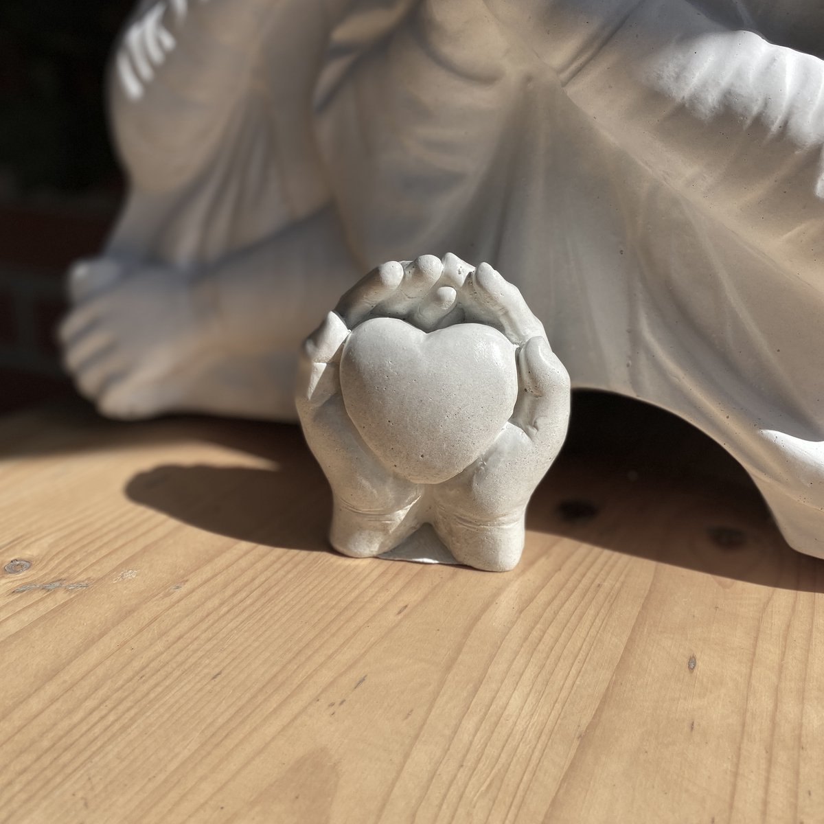 Grafbeeldje Hart in Handen van Beton