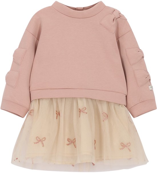 Roze jurk met lange mouwen, versierd met strikjes op de mouwen en een tule rok met glitterstrikjes.