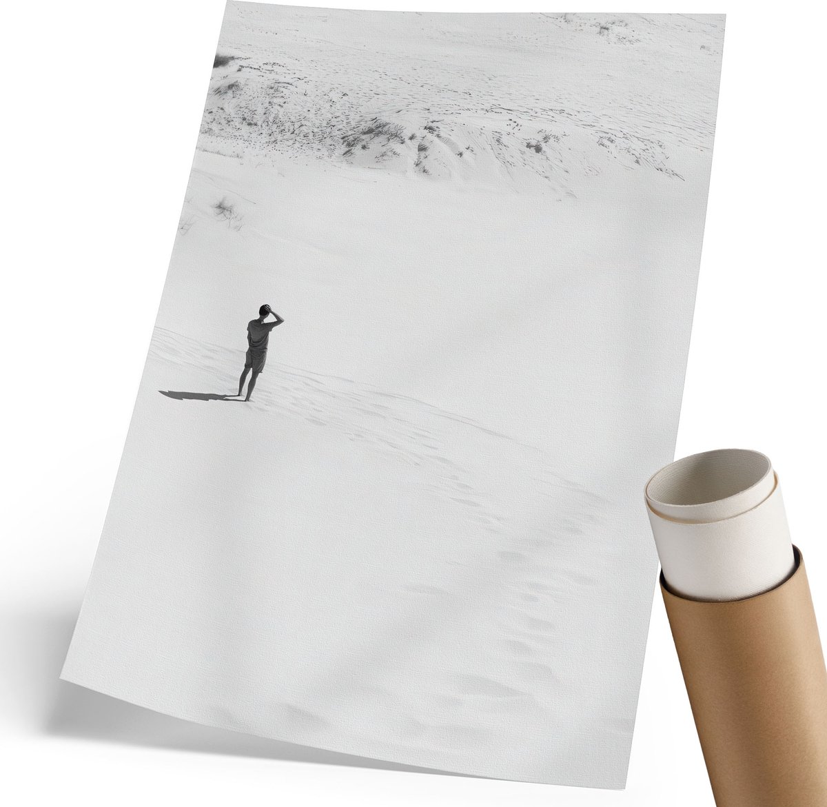 Coloray Polycanvas Wandposter - Man Op Het Zand, Fotografie - 210 x 297 mm - Wit Wanddecoratie - Rechthoek - Canvasposter - Woonkamer, Slaapkamer, Kantoor - Minimalist