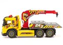 Gele takelwagen met rode kraan. "247" en "MAX 25T" opdrukken. "ELECTRIC" op zijkant.