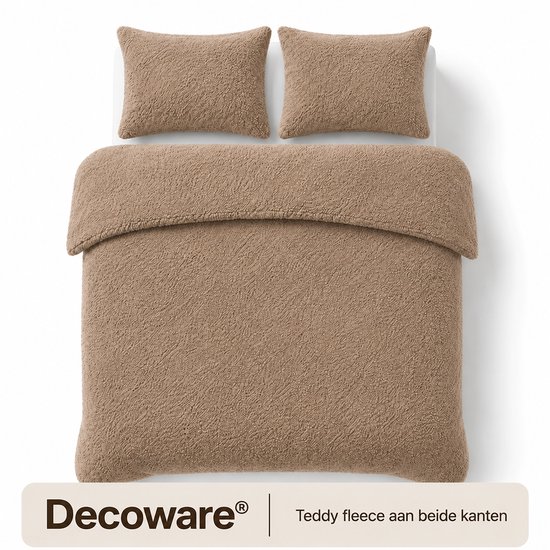 Bruin teddy fleece dekbedovertrek en twee kussenslopen, van bovenaf gefotografeerd. "Decoware® Teddy fleece aan beide kanten"