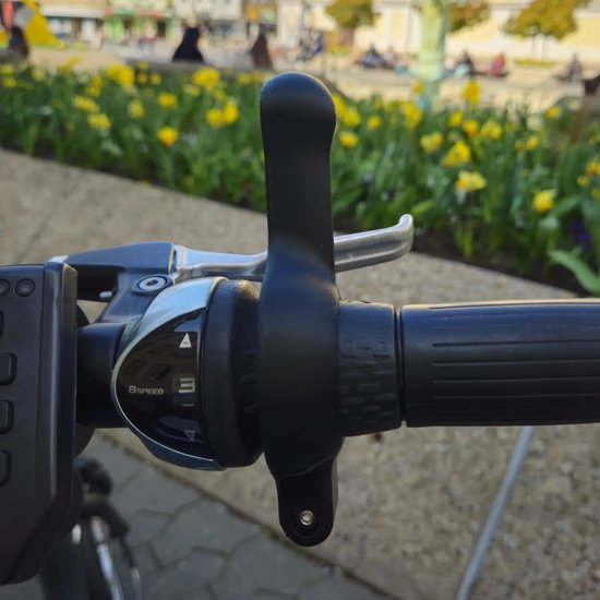 Zwarte schakelhulp op een fietsstuur met een Nexus 3-speed display.