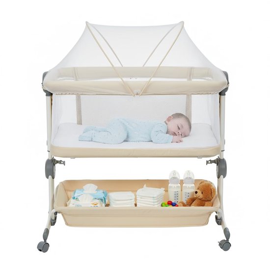 Baby slaapt in een kaki wieg met klamboe, inclusief opbergmand met luiers, flessen en teddybeer.