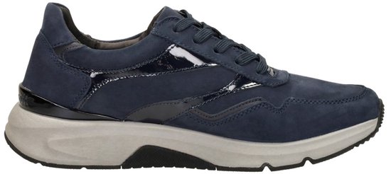 Zijaanzicht van blauwe Gabor Rollingsoft veterschoen met glanzende blauwe accenten en lakleren details.