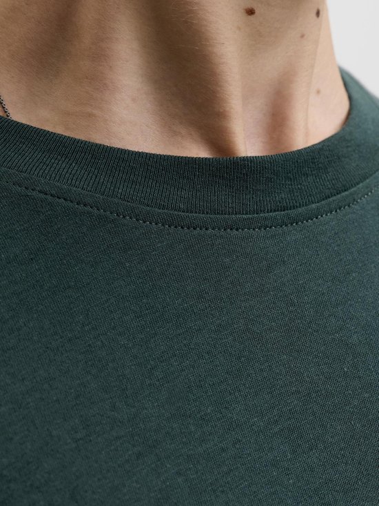 Close-up van de ronde hals van een donkergroen katoenen T-shirt.