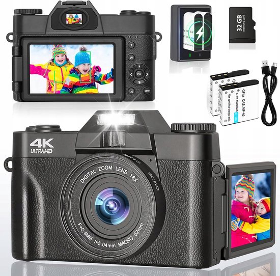 Zwarte digitale camera, 4K Ultra HD, 16x zoom. Scherm toont lachende kinderen. Inclusief accessoires en SD-kaart.