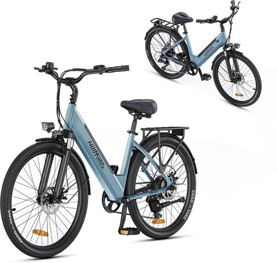 Lichtblauwe elektrische stadsfiets met lage instap, bagagedrager en koplamp.