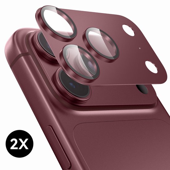 Bordeauxrode camerabescherming voor iPhone 18 Pro Max met 3 lenzen en flitser uitsparing. '2X' tekst in zwart cirkeltje.