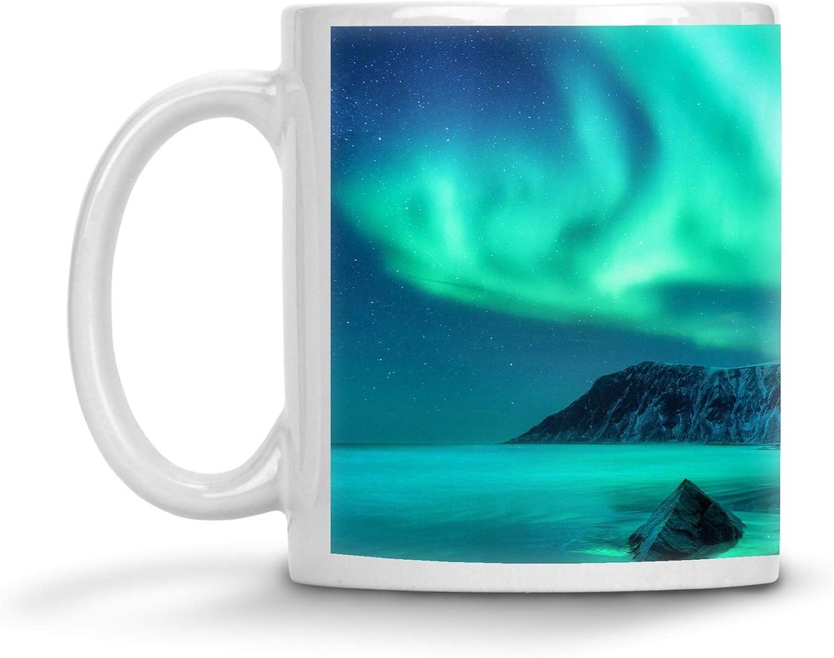 Mok van keramiek nachtlichtend/glow in the dark/fluorescerend - motief: Noorwegen Aurora Borealis/poollicht boven de Lofoten