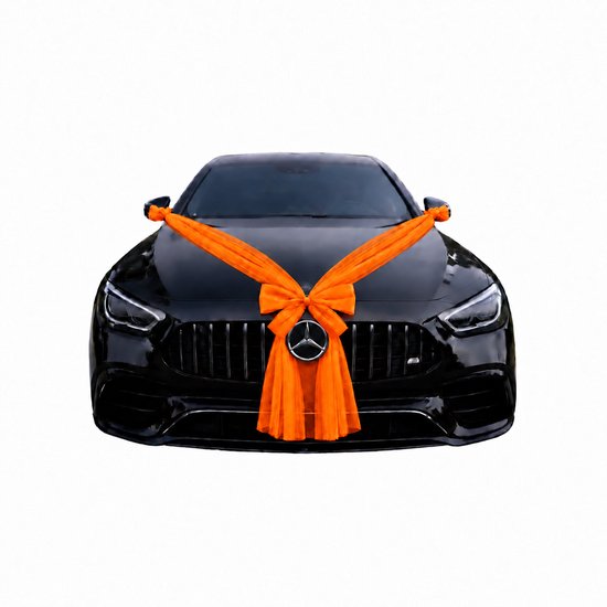 Zwarte Mercedes met grote oranje strik en tule linten op de motorkap als trouwauto decoratie.