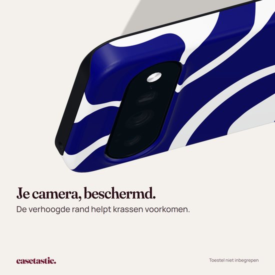 Detailopname van verhoogde camerarant op blauw-witte golvende telefoonhoes.