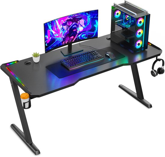 Gaming bureau met carbon-look blad, RGB LED-randen, PC-setup, bekerhouder en koptelefoonhaak.
