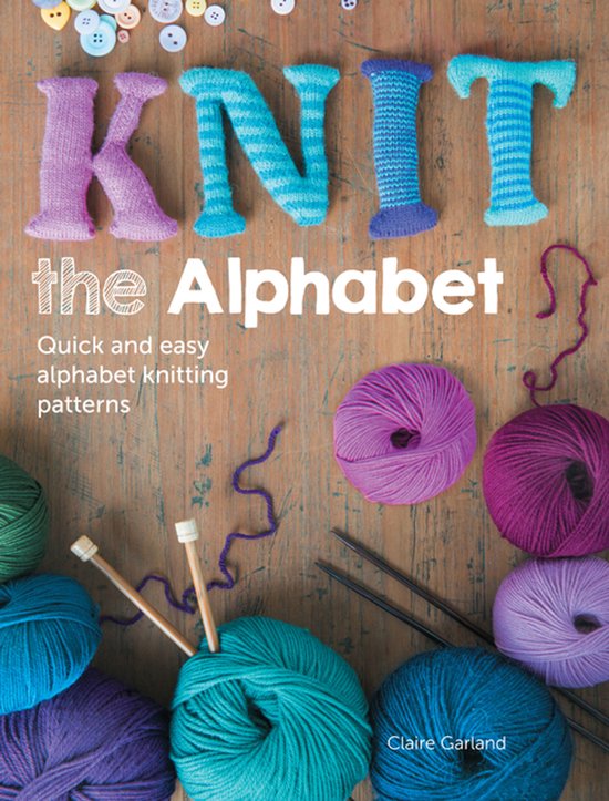 Boekcover Knit the Alphabet met gebreide letters, wolbollen en breinaalden op een houten achtergrond.