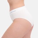Zijaanzicht van een witte naadloze slip van Bamboo Basics.