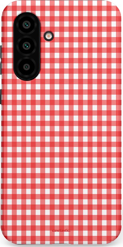 Dos d'une coque de téléphone à motif vichy rouge et blanc avec trois ouvertures pour l'appareil photo.