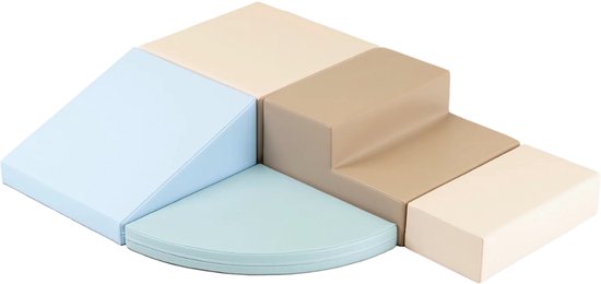 Een zachte speelset in aardetinten en pastelkleuren. Bestaat uit een helling, blokken en een ronde vorm.