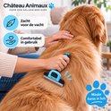 Een hand met een blauwe en zwarte trimhark die de vacht van een golden retriever kamt. Zachte vacht en comfortabel gebruik.