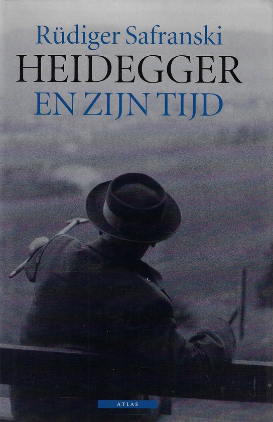 Boekomslag van 'Heidegger en zijn tijd' met een man in een hoed die wegkijkt.