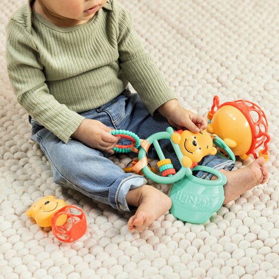 DISNEY BABY - WINNIE - Geboortecadeauset voor baby's - 5 speeltjes, waaronder 1 bijtspeeltje Winnie en O-bal, rammelaar en kinderwagenhanger van Disney — afbeelding 4