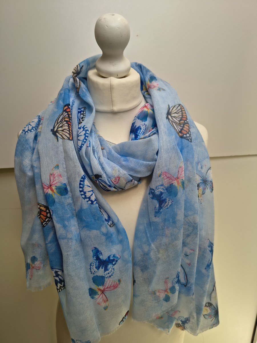 Lange dames sjaal Jerney-vlindermotief-blauw wit zwart oranje geel rood fuchsia groen