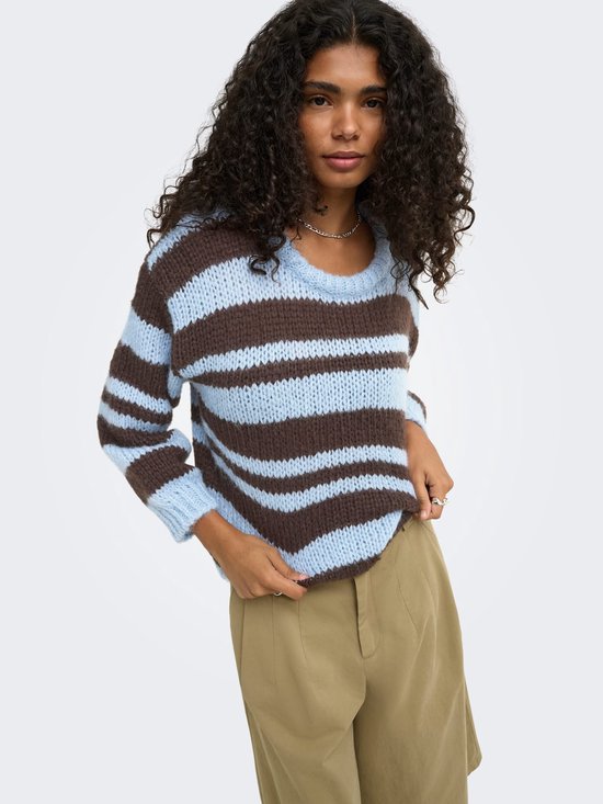 Model draagt lichtblauwe en bruine gestreepte trui met ronde hals en beige culotte.