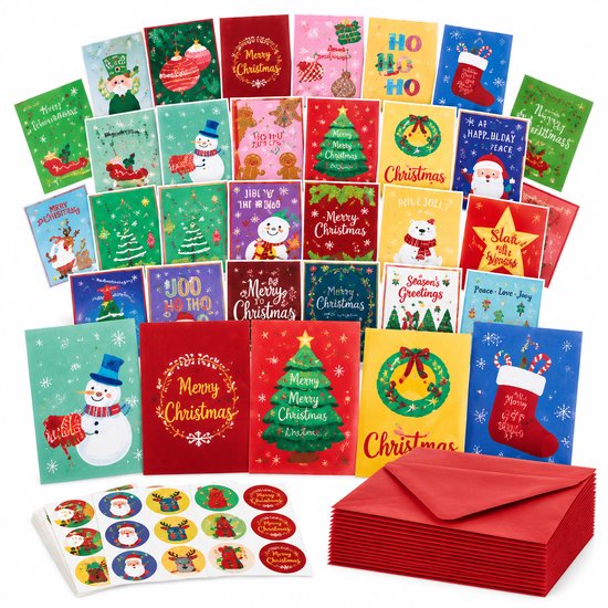Een grote set kerstkaarten in diverse vrolijke ontwerpen met sneeuwpoppen, kerstbomen en kerstman. Inclusief rode enveloppen en stickers.