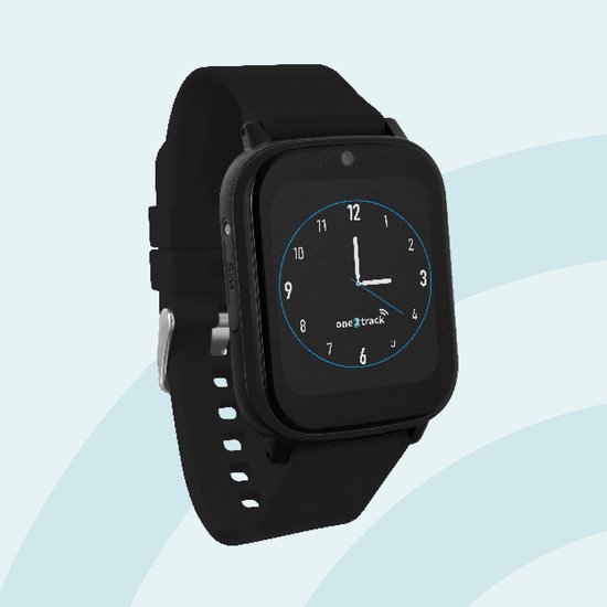Zwarte one2track smartwatch met zwart bandje, zijknoppen en een klok met blauwe wijzers.
