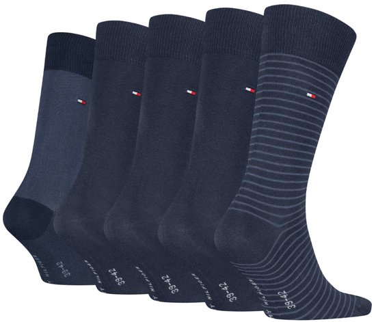 Vijf paar donkerblauwe Tommy Hilfiger sokken, één paar met fijne horizontale strepen, de rest effen met logo en maat 39-42.