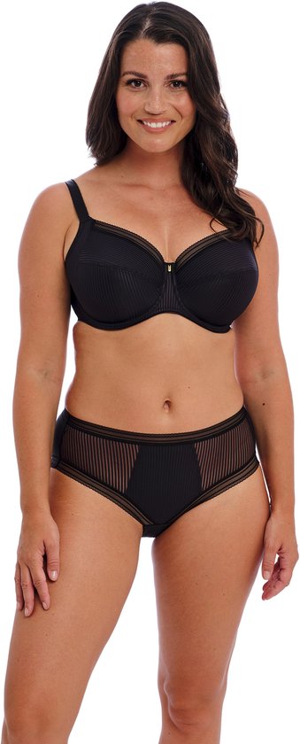 Model draagt een zwarte Fantasie Fusion beha en slip met fijn gestreept patroon en doorschijnende details.