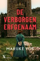 Vrouw in groene jas met boek voor stenen kasteelruïne op boekomslag 'De verborgen erfgenaam' van Marijke Vos.