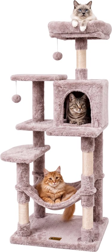 Een taupe krabpaal met drie katten erop: een bovenop, een in het huisje, en een in de hangmat.