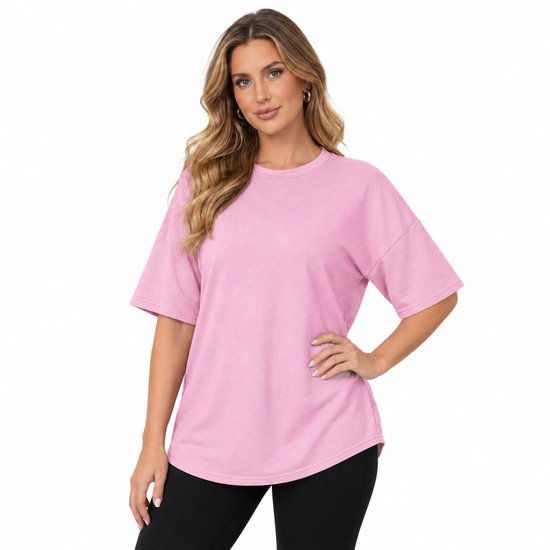 Model draagt een roze oversized T-shirt met ronde hals, korte mouwen en een gebogen zoom.