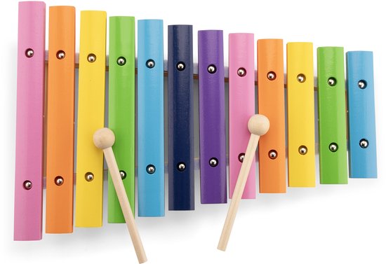 Houten xylofoon met 12 gekleurde staafjes (roze, oranje, geel, groen, lichtblauw, donkerblauw, paars) en 2 houten stokjes, van bovenaf.