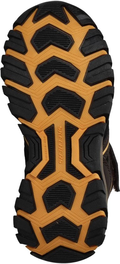Zool van bruine Skechers wandelschoen, zwart en geel patroon.