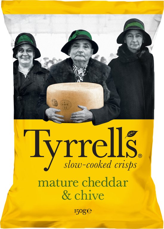 Tyrrell's chipszak met mature cheddar & chive, met zwart-wit foto van drie vrouwen in hoeden.
