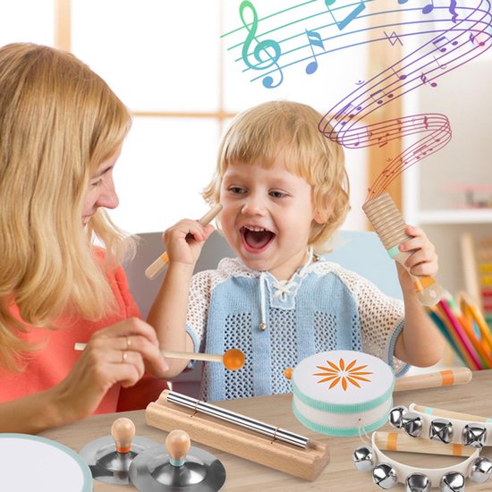 Een vrouw en een kind spelen met een houten muziekinstrumentenset. Ze gebruiken cimbalen en een rammelaar.