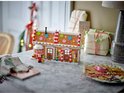 LEGO winters peperkoekhuis op een marmeren aanrecht met cadeau's en decoraties.