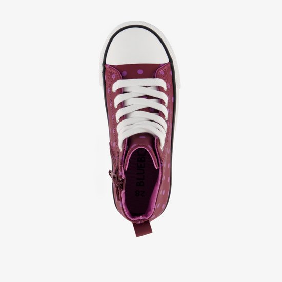 Bovenkant van bordeauxrode hoge sneaker met roze polkadots, witte veters en rits.