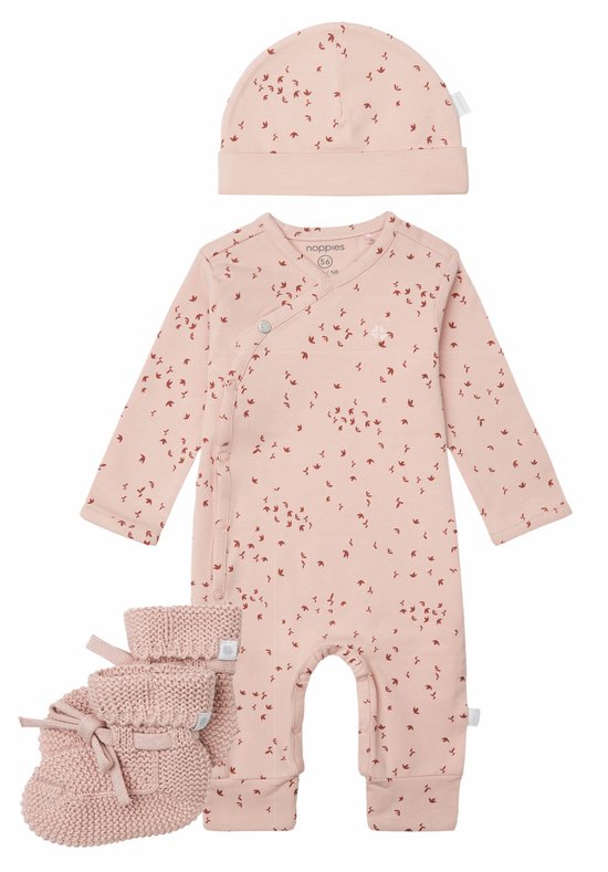 Driledige babyset bestaande uit een roze boxpak met vogelprint, een bijpassende muts en roze gebreide slofjes.