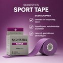 Paarse sporttape rol met doosje en tekst 'EIGENSCHAPPEN', 'Gemaakt van hoogwaardig katoen', 'Hypoallergeen, waterbestendige acrylaatlijm', 'Latexvrij, geschikt voor alle huidtypen'.