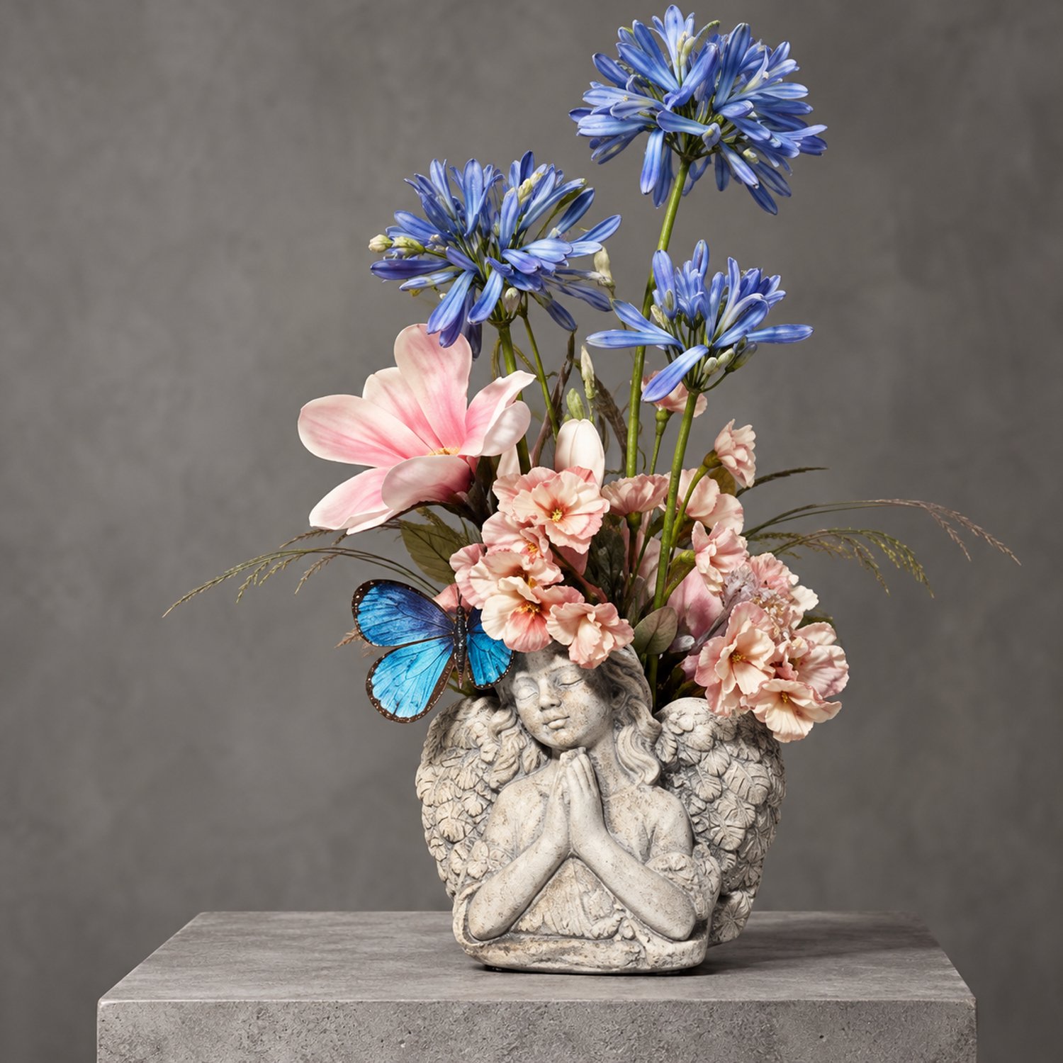 Seta Fiori Herdenkingsstuk Biddende Engel met Blauwe Agapanthus en Magnolia - Grafdecoratie Kunstbloemen - Handgemaakt Uniek Exemplaar blauw, roze
