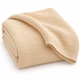 Opgevouwen, beige hydrofiele doek met een zachte, gewafelde textuur.