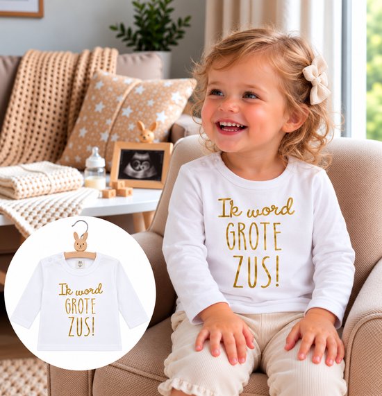 T-shirt blanc à manches longues avec le texte doré 'Ik word GROTE ZUS!' porté par une petite fille souriante.