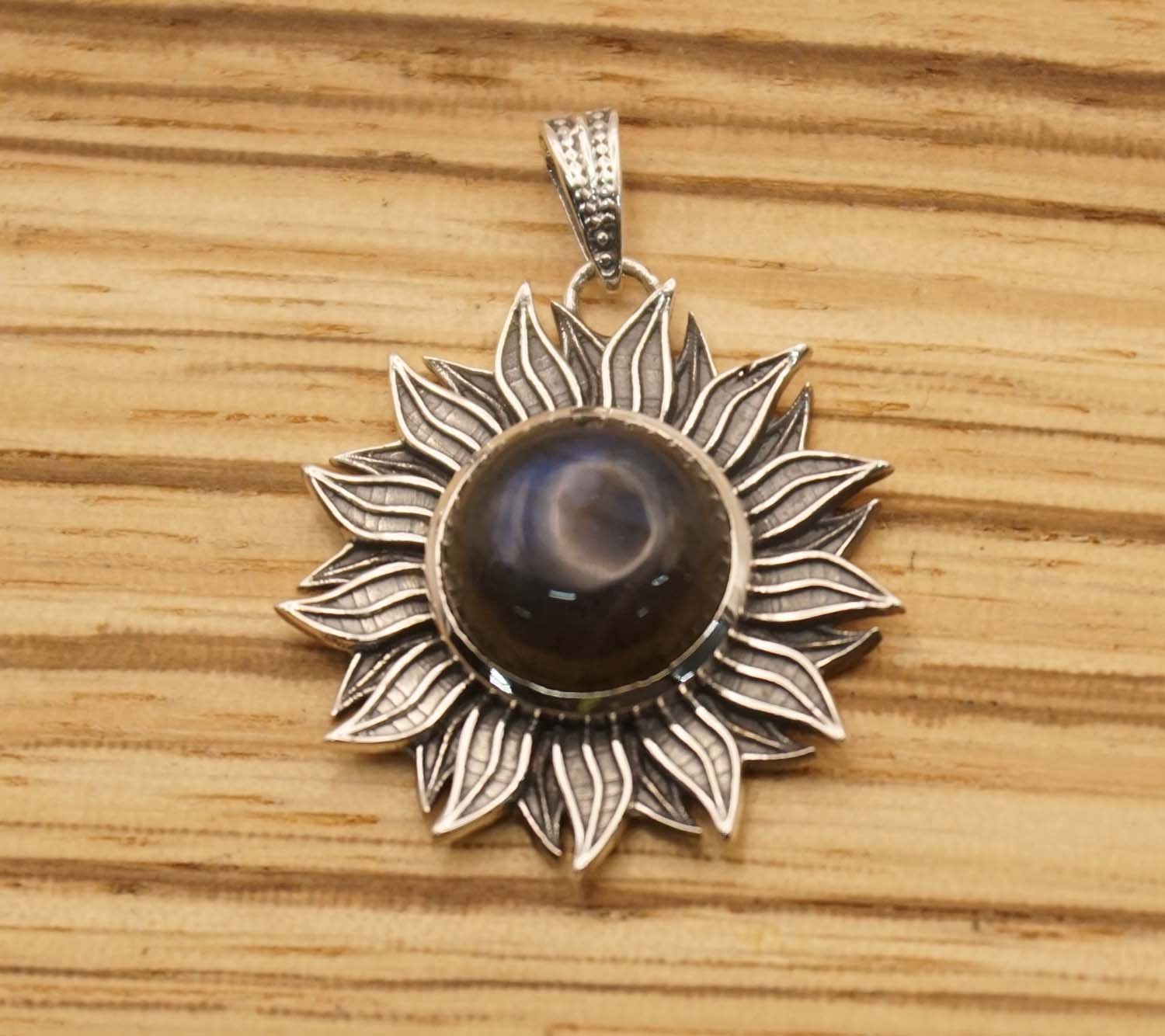Zilveren hanger zon met labradoriet steen - sterling zilveren hanger zonnetje - prachtige hanger met veldspaat-edelsteen voor aan ketting - sun pendant for collier - sierlijke zon als halshanger